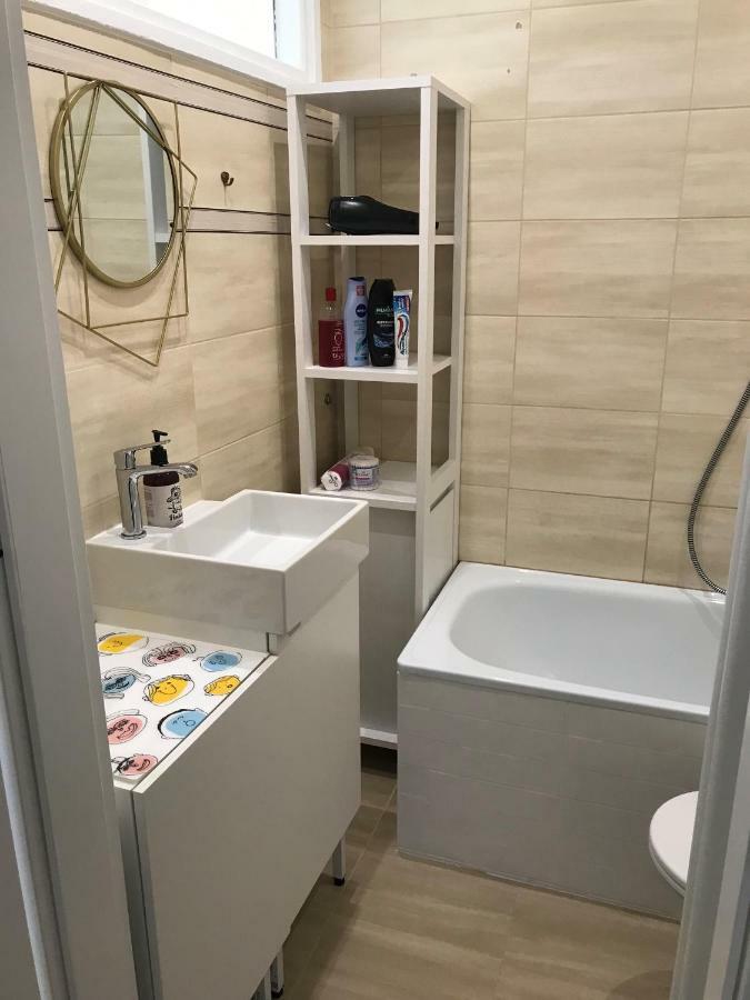 ורשה New Life Apartment Next To Metro Station מראה חיצוני תמונה